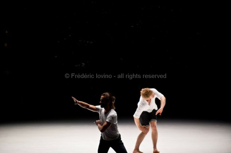 UN SACRE DU PRINTEMPS (Daniel Linehan 2015) Du 11 au 13 juin 2015 à l'opéra de Lille. Chorégraphie Daniel Linehan - Avec: Jean-Luc Plouvier (piano), Alain Franco (piano) - Danseurs: Balazs Busa, Jeanne Colin, Andras Déri, Alexandra Dolgova, Erik Eriksson, Taha Ghauri, James McGinn, Charles Ngombengombe, Krisjanis Sants, Christoffer Schieche, Hagar Tenenbaum, Roman Van Houtven, Thomas Vantuycom, Kathryn Vickers, Tiran Willemse --- Photographie © Frédéric Iovino