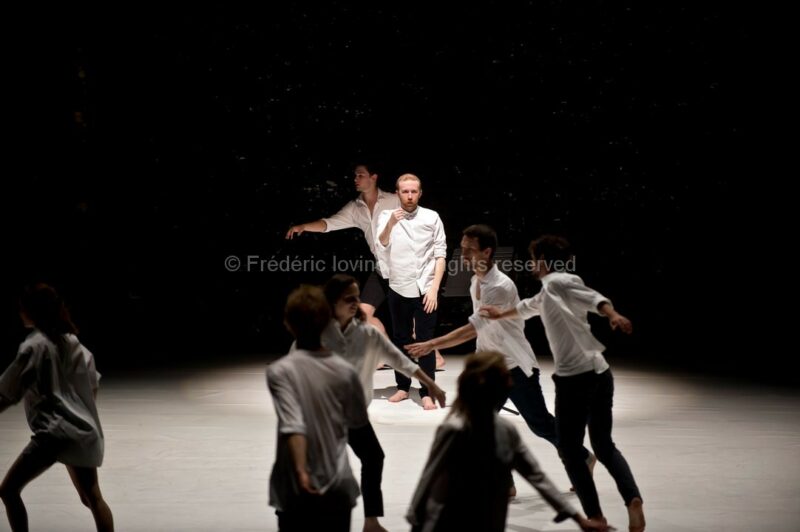 UN SACRE DU PRINTEMPS (Daniel Linehan 2015) Du 11 au 13 juin 2015 à l'opéra de Lille. Chorégraphie Daniel Linehan - Avec: Jean-Luc Plouvier (piano), Alain Franco (piano) - Danseurs: Balazs Busa, Jeanne Colin, Andras Déri, Alexandra Dolgova, Erik Eriksson, Taha Ghauri, James McGinn, Charles Ngombengombe, Krisjanis Sants, Christoffer Schieche, Hagar Tenenbaum, Roman Van Houtven, Thomas Vantuycom, Kathryn Vickers, Tiran Willemse --- Photographie © Frédéric Iovino