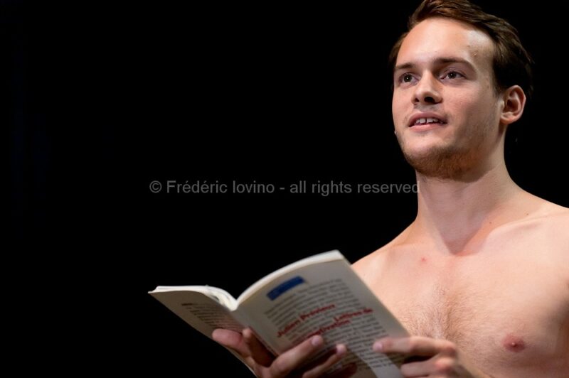 LETTRES DE NON-MOTIVATION (Vincent Thomasset, 2015) Filage du 28.08.2015 au Grand sud (Lille) Création du mardi 8 au vendredi 11 septembre 2105 au Festival La Bâtie, Genève (Suisse) Texte : Julien Prévieux - Conception, mise en scène : Vincent Thomasset .Avec : Johann Cuny - photographie © Frédéric Iovino