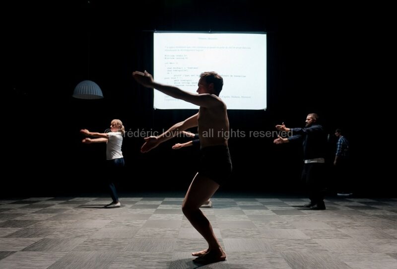 LETTRES DE NON-MOTIVATION (Vincent Thomasset, 2015) Filage du 28.08.2015 au Grand sud (Lille) Création du mardi 8 au vendredi 11 septembre 2105 au Festival La Bâtie, Genève (Suisse) Texte : Julien Prévieux - Conception, mise en scène : Vincent Thomasset .Avec : David Arribe, Johann Cuny, Michèle Gurtner, François Lewyllie, Anne Steffens - photographie © Frédéric Iovino