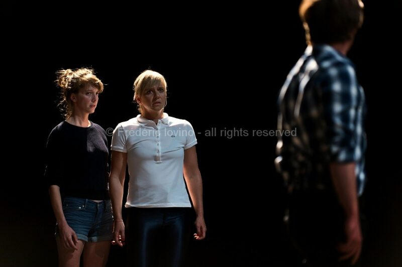 LETTRES DE NON-MOTIVATION (Vincent Thomasset, 2015) Filage du 28.08.2015 au Grand sud (Lille) Création du mardi 8 au vendredi 11 septembre 2105 au Festival La Bâtie, Genève (Suisse) Texte : Julien Prévieux - Conception, mise en scène : Vincent Thomasset .Avec : Anne Steffens, Michèle Gurtner, David Arribe - photographie © Frédéric Iovino