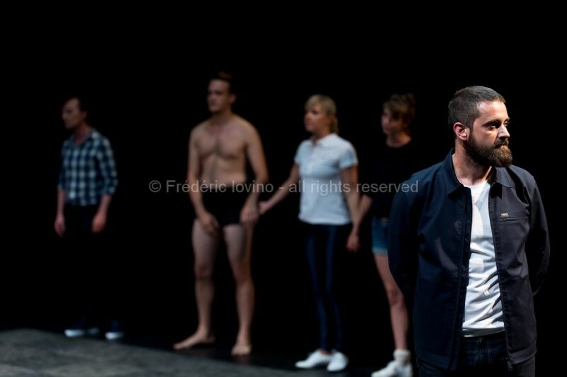 LETTRES DE NON-MOTIVATION (Vincent Thomasset, 2015) Filage du 28.08.2015 au Grand sud (Lille) Création du mardi 8 au vendredi 11 septembre 2105 au Festival La Bâtie, Genève (Suisse) Texte : Julien Prévieux - Conception, mise en scène : Vincent Thomasset .Avec : François Lewyllie, David Arribe, Johann Cuny, Michèle Gurtner, Anne Steffens - photographie © Frédéric Iovino