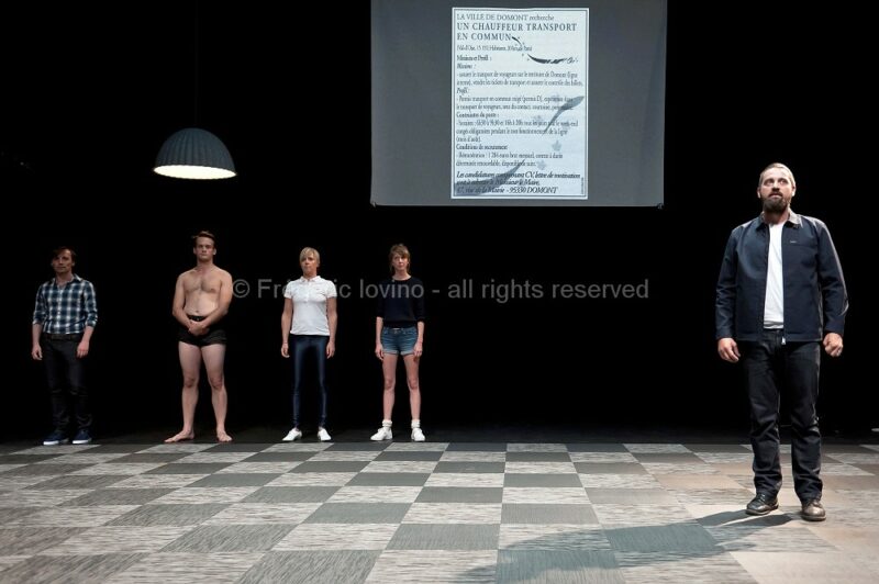 LETTRES DE NON-MOTIVATION (Vincent Thomasset, 2015) Filage du 28.08.2015 au Grand sud (Lille) Création du mardi 8 au vendredi 11 septembre 2105 au Festival La Bâtie, Genève (Suisse) Texte : Julien Prévieux - Conception, mise en scène : Vincent Thomasset .Avec : François Lewyllie, David Arribe, Johann Cuny, Michèle Gurtner, Anne Steffens - photographie © Frédéric Iovino