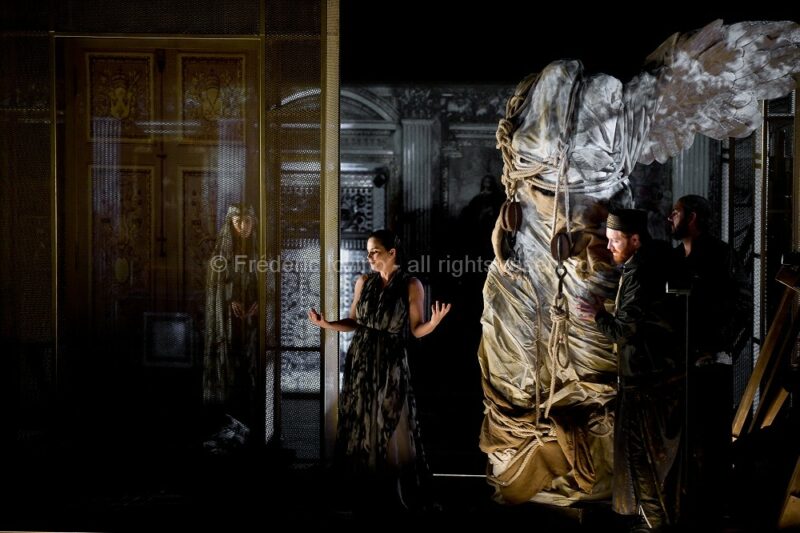 XERSE (Guy Cassiers, 2015) - Du 02 au 10 octobre 2015 à l'Opéra de Lille - Direction musicale: Emmanuelle Haïm, Mise en scène: Guy Cassiers, Chorégraphie: Maud Le Pladec, Le Concert d’Astrée, Compagnie Leda (6 danseurs) - Avec : Ugo Guagliardo, Tim Mead, Carlo Allemano, Emöke Barath, Camille Poul, Gonzalez Toro, Pascal Bertin, Emmanuelle de Negri, Frédéric Caton - photographie © F.IOVINO