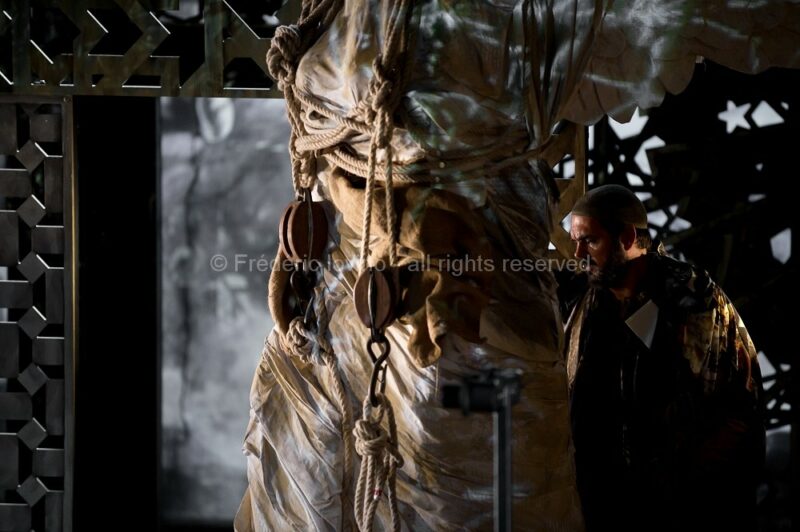 XERSE (Guy Cassiers, 2015) - Du 02 au 10 octobre 2015 à l'Opéra de Lille - Direction musicale: Emmanuelle Haïm, Mise en scène: Guy Cassiers, Chorégraphie: Maud Le Pladec, Le Concert d’Astrée, Compagnie Leda (6 danseurs) - Avec : Ugo Guagliardo, Tim Mead, Carlo Allemano, Emöke Barath, Camille Poul, Gonzalez Toro, Pascal Bertin, Emmanuelle de Negri, Frédéric Caton - photographie © F.IOVINO