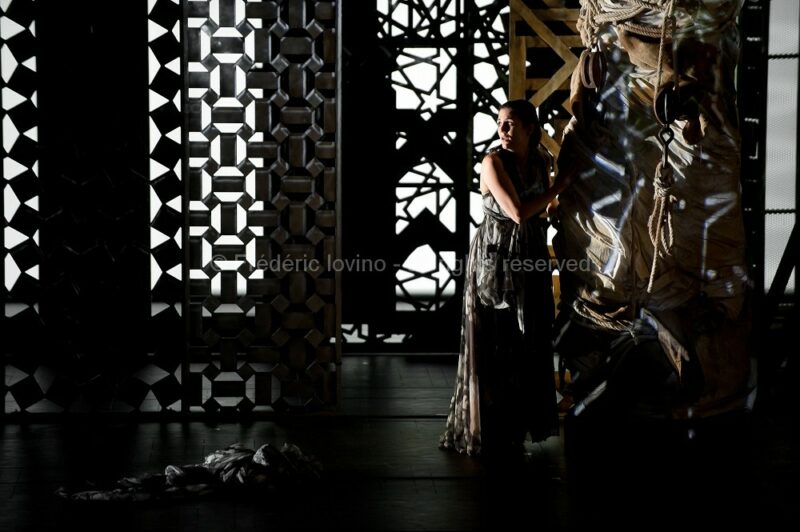 XERSE (Guy Cassiers, 2015) - Du 02 au 10 octobre 2015 à l'Opéra de Lille - Direction musicale: Emmanuelle Haïm, Mise en scène: Guy Cassiers, Chorégraphie: Maud Le Pladec, Le Concert d’Astrée, Compagnie Leda (6 danseurs) - Avec : Ugo Guagliardo, Tim Mead, Carlo Allemano, Emöke Barath, Camille Poul, Gonzalez Toro, Pascal Bertin, Emmanuelle de Negri, Frédéric Caton - photographie © F.IOVINO