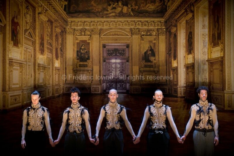 XERSE (Guy Cassiers, 2015) - Du 02 au 10 octobre 2015 à l'Opéra de Lille - Direction musicale: Emmanuelle Haïm, Mise en scène: Guy Cassiers, Chorégraphie: Maud Le Pladec, Le Concert d’Astrée, Compagnie Leda (6 danseurs) - Avec : Ugo Guagliardo, Tim Mead, Carlo Allemano, Emöke Barath, Camille Poul, Gonzalez Toro, Pascal Bertin, Emmanuelle de Negri, Frédéric Caton - photographie © F.IOVINO