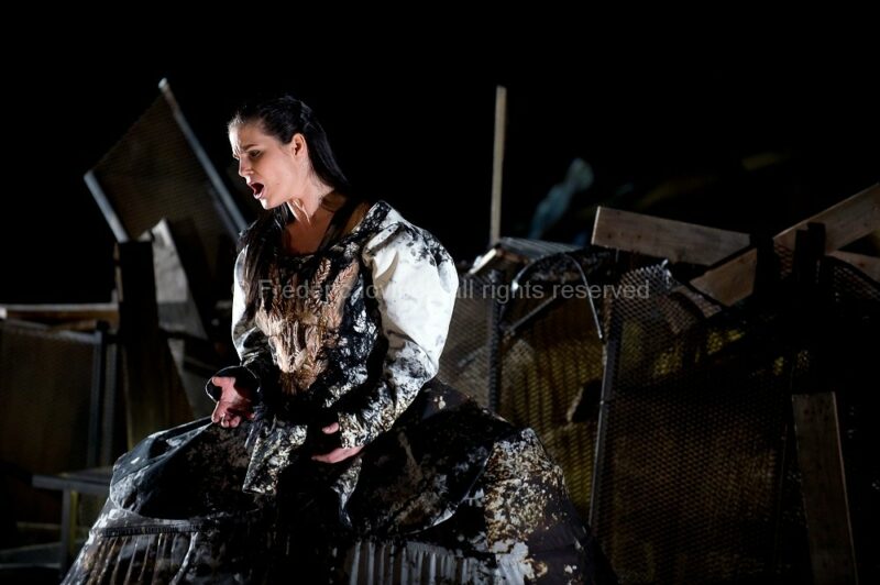 XERSE (Guy Cassiers, 2015) - Du 02 au 10 octobre 2015 à l'Opéra de Lille - Direction musicale: Emmanuelle Haïm, Mise en scène: Guy Cassiers, Chorégraphie: Maud Le Pladec, Le Concert d’Astrée, Compagnie Leda (6 danseurs) - Avec : Ugo Guagliardo, Tim Mead, Carlo Allemano, Emöke Barath, Camille Poul, Gonzalez Toro, Pascal Bertin, Emmanuelle de Negri, Frédéric Caton - photographie © F.IOVINO