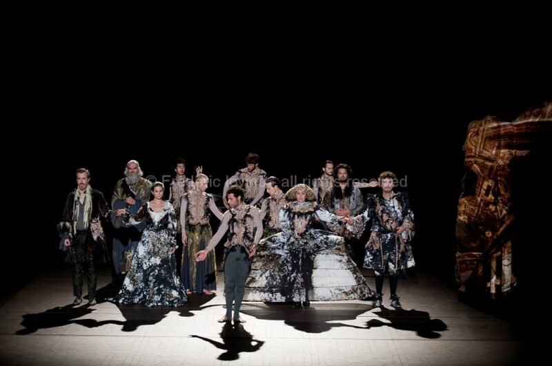 XERSE (Guy Cassiers, 2015) - Du 02 au 10 octobre 2015 à l'Opéra de Lille - Direction musicale: Emmanuelle Haïm, Mise en scène: Guy Cassiers, Chorégraphie: Maud Le Pladec, Le Concert d’Astrée, Compagnie Leda (6 danseurs) - Avec : Ugo Guagliardo, Tim Mead, Carlo Allemano, Emöke Barath, Camille Poul, Gonzalez Toro, Pascal Bertin, Emmanuelle de Negri, Frédéric Caton - photographie © F.IOVINO