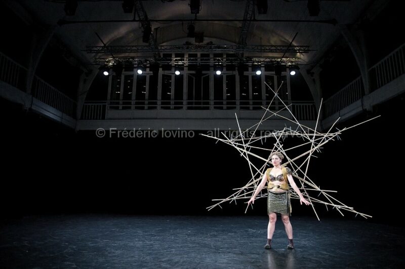 LA ESCLAVA - Le 1er octobre 2015 au Gymnase CDC / Roubaix - Chorégraphie : Ayelen Parolin - Interprétation : Lisi Estaràs - photographie © Frédéric Iovino