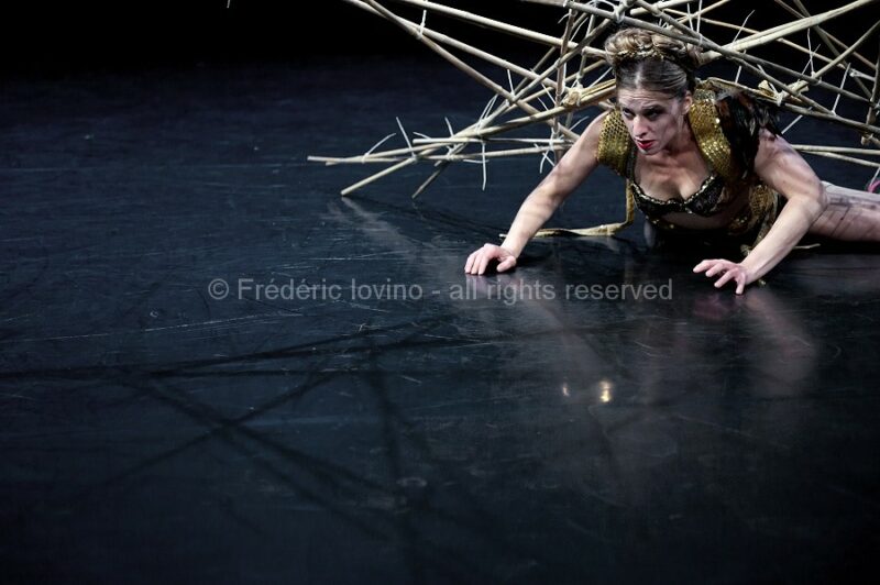 LA ESCLAVA - Le 1er octobre 2015 au Gymnase CDC / Roubaix - Chorégraphie : Ayelen Parolin - Interprétation : Lisi Estaràs - photographie © Frédéric Iovino