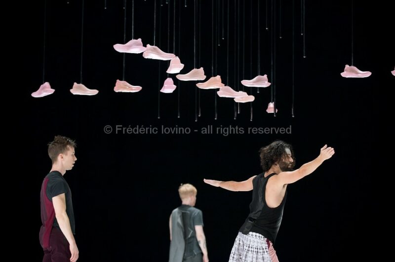 DBDDBB (DANIEL LINEHAN, 2015) - Du 03 au 05 novembre 2015 à l’opéra de Lille - Concept et chorégraphie : Daniel Linehan - Avec: Marcus Baldemar, Anneleen Keppens, Liz Kinoshita, Daniel Linehan, Victor Pérez Armero - Photographie © Frédéric Iovino
