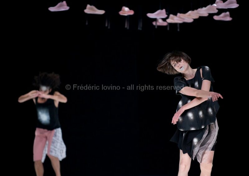 DBDDBB (DANIEL LINEHAN, 2015) - Du 03 au 05 novembre 2015 à l’opéra de Lille - Concept et chorégraphie : Daniel Linehan - Avec: Marcus Baldemar, Anneleen Keppens, Liz Kinoshita, Daniel Linehan, Victor Pérez Armero - Photographie © Frédéric Iovino