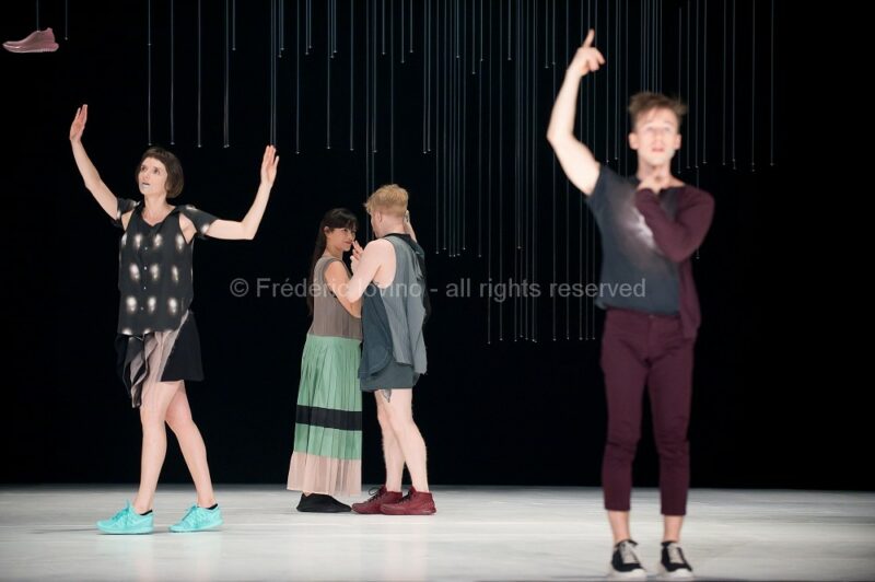 DBDDBB (DANIEL LINEHAN, 2015) - Du 03 au 05 novembre 2015 à l’opéra de Lille - Concept et chorégraphie : Daniel Linehan - Avec: Marcus Baldemar, Anneleen Keppens, Liz Kinoshita, Daniel Linehan, Victor Pérez Armero - Photographie © Frédéric Iovino