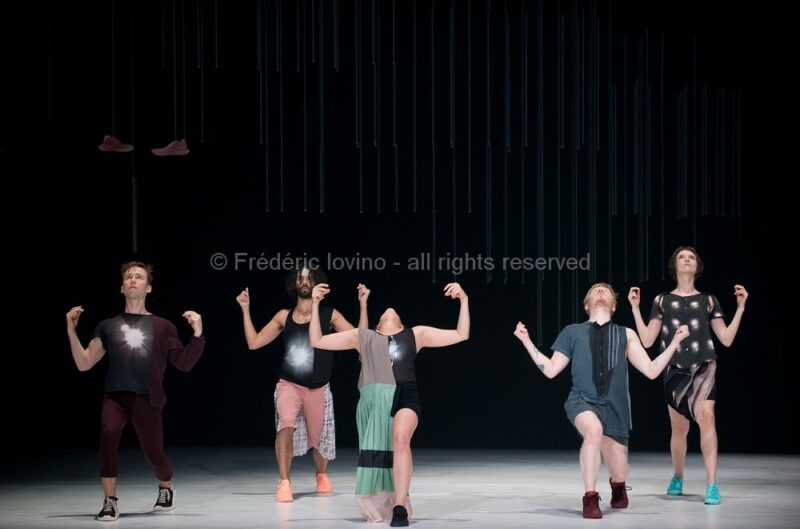 DBDDBB (DANIEL LINEHAN, 2015) - Du 03 au 05 novembre 2015 à l’opéra de Lille - Concept et chorégraphie : Daniel Linehan - Avec: Marcus Baldemar, Anneleen Keppens, Liz Kinoshita, Daniel Linehan, Victor Pérez Armero - Photographie © Frédéric Iovino