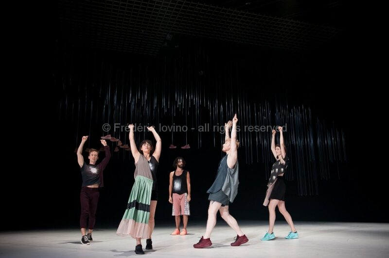 DBDDBB (DANIEL LINEHAN, 2015) - Du 03 au 05 novembre 2015 à l’opéra de Lille - Concept et chorégraphie : Daniel Linehan - Avec: Marcus Baldemar, Anneleen Keppens, Liz Kinoshita, Daniel Linehan, Victor Pérez Armero - Photographie © Frédéric Iovino