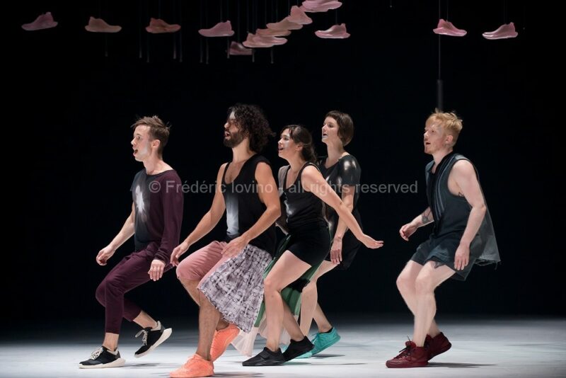 DBDDBB (DANIEL LINEHAN, 2015) - Du 03 au 05 novembre 2015 à l’opéra de Lille - Concept et chorégraphie : Daniel Linehan - Avec: Marcus Baldemar, Anneleen Keppens, Liz Kinoshita, Daniel Linehan, Victor Pérez Armero - Photographie © Frédéric Iovino