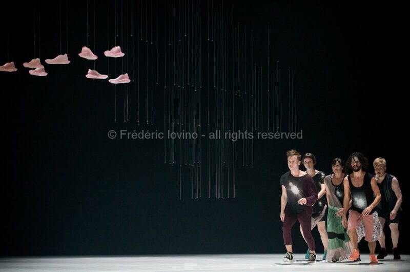 DBDDBB (DANIEL LINEHAN, 2015) - Du 03 au 05 novembre 2015 à l’opéra de Lille - Concept et chorégraphie : Daniel Linehan - Avec: Marcus Baldemar, Anneleen Keppens, Liz Kinoshita, Daniel Linehan, Victor Pérez Armero - Photographie © Frédéric Iovino