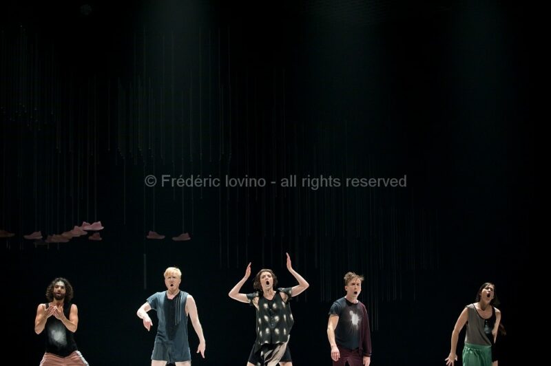 DBDDBB (DANIEL LINEHAN, 2015) - Du 03 au 05 novembre 2015 à l’opéra de Lille - Concept et chorégraphie : Daniel Linehan - Avec: Marcus Baldemar, Anneleen Keppens, Liz Kinoshita, Daniel Linehan, Victor Pérez Armero - Photographie © Frédéric Iovino