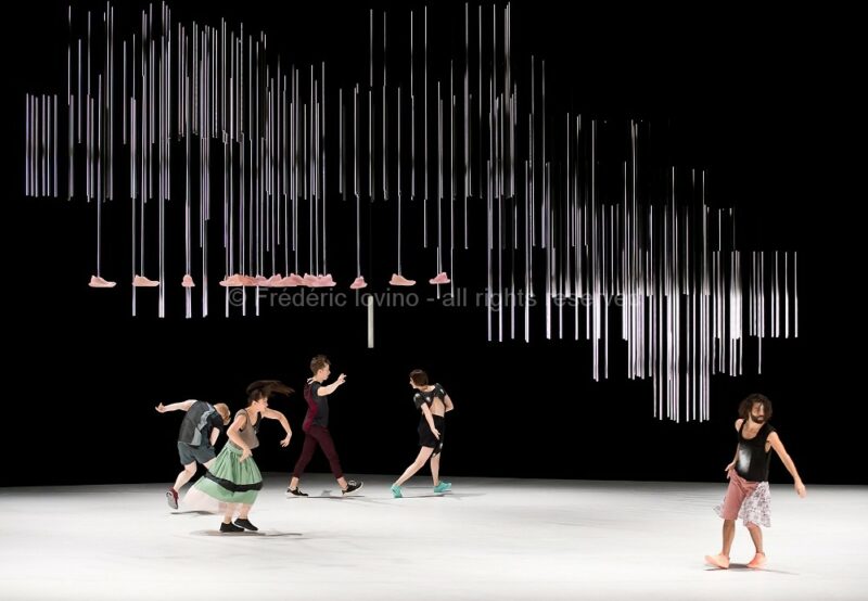 DBDDBB (DANIEL LINEHAN, 2015) - Du 03 au 05 novembre 2015 à l’opéra de Lille - Concept et chorégraphie : Daniel Linehan - Avec: Marcus Baldemar, Anneleen Keppens, Liz Kinoshita, Daniel Linehan, Victor Pérez Armero - Photographie © Frédéric Iovino