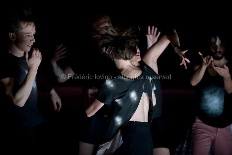 DBDDBB (DANIEL LINEHAN, 2015) - Du 03 au 05 novembre 2015 à l’opéra de Lille - Concept et chorégraphie : Daniel Linehan - Avec: Marcus Baldemar, Anneleen Keppens, Liz Kinoshita, Daniel Linehan, Victor Pérez Armero - Photographie © Frédéric Iovino