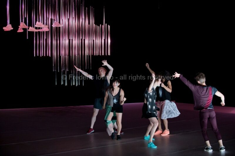 DBDDBB (DANIEL LINEHAN, 2015) - Du 03 au 05 novembre 2015 à l’opéra de Lille - Concept et chorégraphie : Daniel Linehan - Avec: Marcus Baldemar, Anneleen Keppens, Liz Kinoshita, Daniel Linehan, Victor Pérez Armero - Photographie © Frédéric Iovino