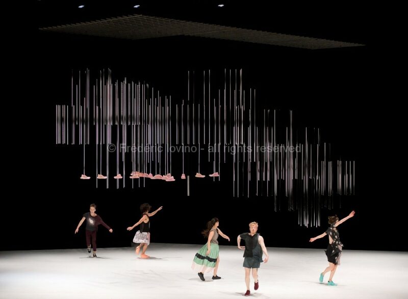 DBDDBB (DANIEL LINEHAN, 2015) - Du 03 au 05 novembre 2015 à l’opéra de Lille - Concept et chorégraphie : Daniel Linehan - Avec: Marcus Baldemar, Anneleen Keppens, Liz Kinoshita, Daniel Linehan, Victor Pérez Armero - Photographie © Frédéric Iovino