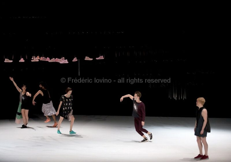 DBDDBB (DANIEL LINEHAN, 2015) - Du 03 au 05 novembre 2015 à l’opéra de Lille - Concept et chorégraphie : Daniel Linehan - Avec: Marcus Baldemar, Anneleen Keppens, Liz Kinoshita, Daniel Linehan, Victor Pérez Armero - Photographie © Frédéric Iovino