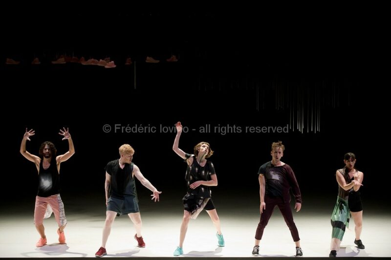 DBDDBB (DANIEL LINEHAN, 2015) - Du 03 au 05 novembre 2015 à l’opéra de Lille - Concept et chorégraphie : Daniel Linehan - Avec: Marcus Baldemar, Anneleen Keppens, Liz Kinoshita, Daniel Linehan, Victor Pérez Armero - Photographie © Frédéric Iovino