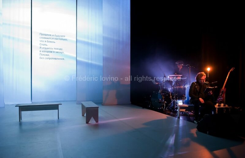 VIA STALINGRAD (Christophe Piret), le 09 décembre 2016 au Théâtre de la Verrière à Lille. Conception, mise en scène et textes : Christophe Piret, Avecs : Gaël Desbois, Anastasiya Fateeva, Christophe Hocké, Elena Harvier-Zhilova, Dimitri Matykin, Yuliya Melnikova, Igor Mishin - photographie © Frédéric Iovino