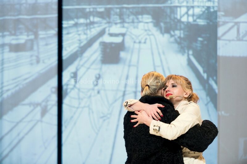 VIA STALINGRAD (Christophe Piret), le 09 décembre 2016 au Théâtre de la Verrière à Lille. Conception, mise en scène et textes : Christophe Piret, Avecs : Gaël Desbois, Anastasiya Fateeva, Christophe Hocké, Elena Harvier-Zhilova, Dimitri Matykin, Yuliya Melnikova, Igor Mishin - photographie © Frédéric Iovino