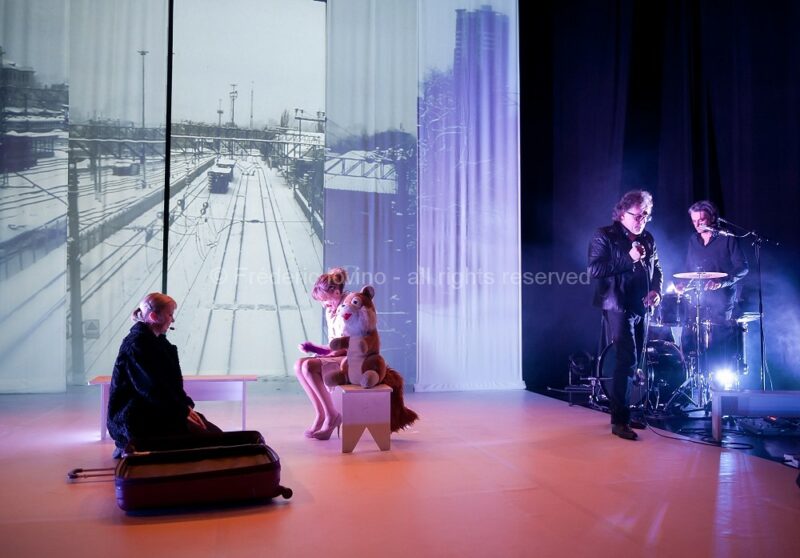 VIA STALINGRAD (Christophe Piret), le 09 décembre 2016 au Théâtre de la Verrière à Lille. Conception, mise en scène et textes : Christophe Piret, Avecs : Gaël Desbois, Anastasiya Fateeva, Christophe Hocké, Elena Harvier-Zhilova, Dimitri Matykin, Yuliya Melnikova, Igor Mishin - photographie © Frédéric Iovino