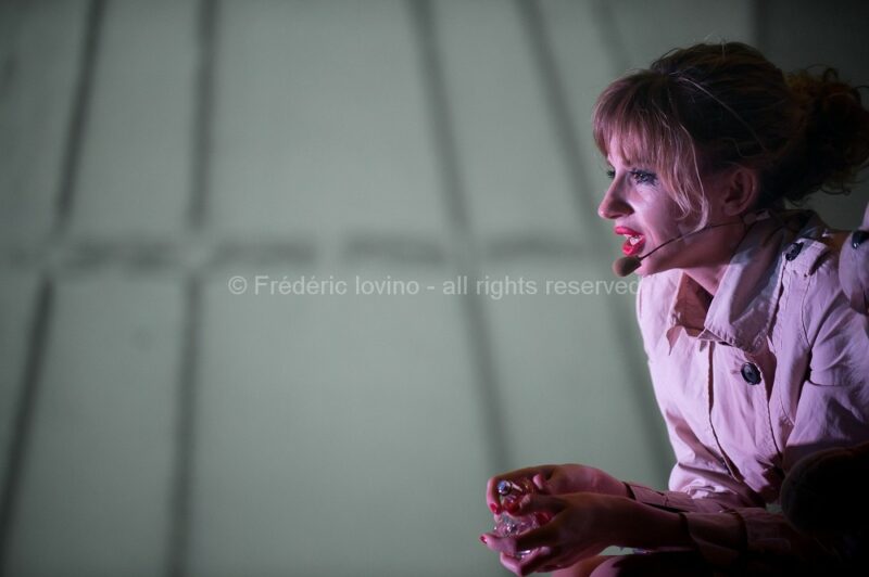 VIA STALINGRAD (Christophe Piret), le 09 décembre 2016 au Théâtre de la Verrière à Lille. Conception, mise en scène et textes : Christophe Piret, Avecs : Gaël Desbois, Anastasiya Fateeva, Christophe Hocké, Elena Harvier-Zhilova, Dimitri Matykin, Yuliya Melnikova, Igor Mishin - photographie © Frédéric Iovino