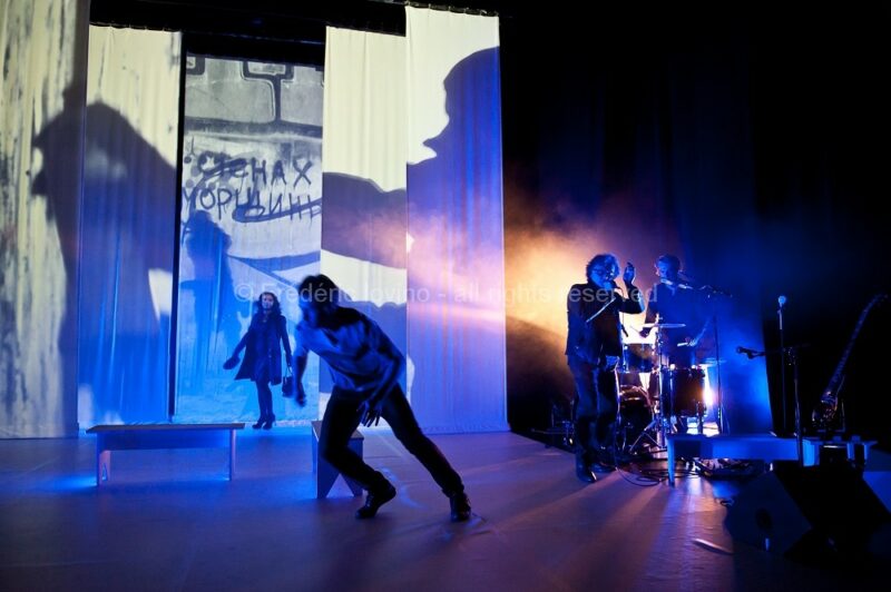 VIA STALINGRAD (Christophe Piret), le 09 décembre 2016 au Théâtre de la Verrière à Lille. Conception, mise en scène et textes : Christophe Piret, Avecs : Gaël Desbois, Anastasiya Fateeva, Christophe Hocké, Elena Harvier-Zhilova, Dimitri Matykin, Yuliya Melnikova, Igor Mishin - photographie © Frédéric Iovino