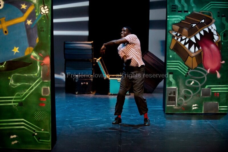 CRIIIIC! (Cie Zahrbat ) - Février 2016 à la Condition Publique, Roubaix - Chorégraphie: Brahim Bouchelaghem Avec : Moustapha Bellal, Jules Leduc,  Alhouseyni N’Diaye, Mamadou Seydi - photographie © Frédéric Iovino