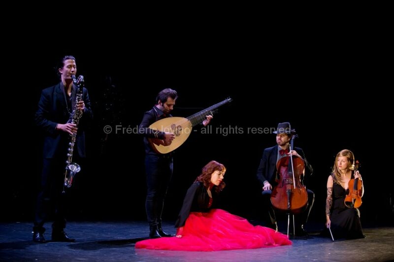 JOHNNY, FAIS-MOI MÂLE ! / Ensemble Virevolte - le 06 février 2016 à Haubourdin - Direction artistique : Aurore Bucher Mise en scène : Clémence Bucher - Avec : Aurore Bucher, Clémence Schaming, Jérémie Arcache, Carjez Gerretsen, Damien Pouvreau - photographie © Frédéric Iovino