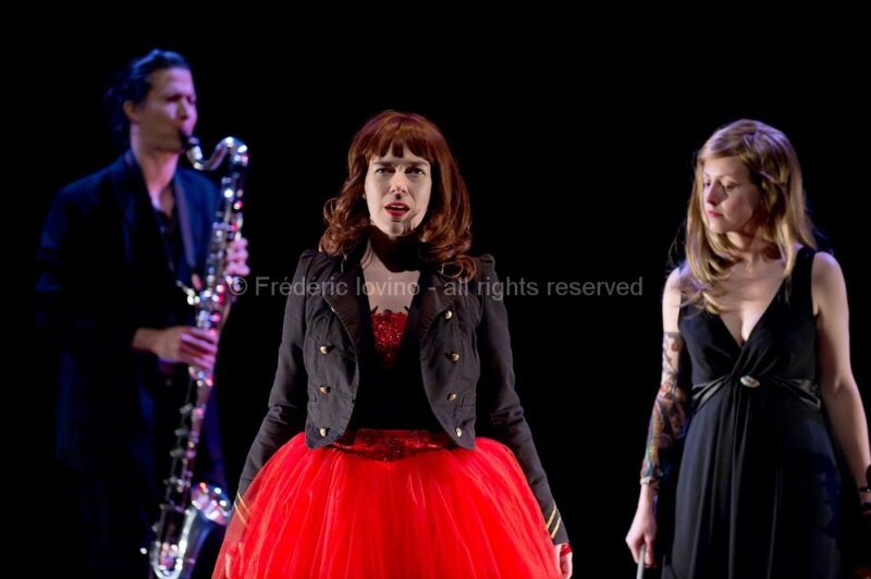 JOHNNY, FAIS-MOI MÂLE ! / Ensemble Virevolte - le 06 février 2016 à Haubourdin - Direction artistique : Aurore Bucher Mise en scène : Clémence Bucher - Avec : Aurore Bucher, Clémence Schaming, Jérémie Arcache, Carjez Gerretsen, Damien Pouvreau - photographie © Frédéric Iovino