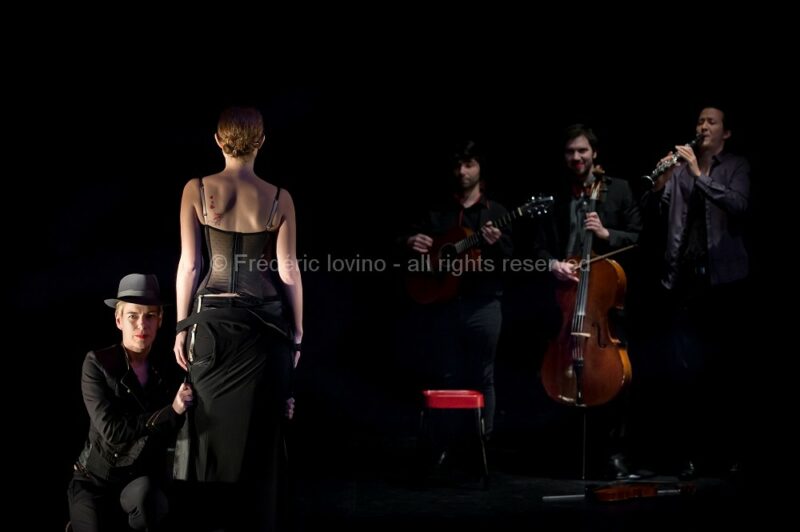 JOHNNY, FAIS-MOI MÂLE ! / Ensemble Virevolte - le 06 février 2016 à Haubourdin - Direction artistique : Aurore Bucher Mise en scène : Clémence Bucher - Avec : Aurore Bucher, Clémence Schaming, Jérémie Arcache, Carjez Gerretsen, Damien Pouvreau - photographie © Frédéric Iovino