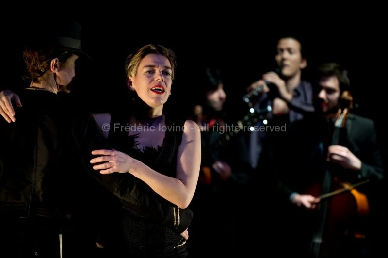 JOHNNY, FAIS-MOI MÂLE ! / Ensemble Virevolte - le 06 février 2016 à Haubourdin - Direction artistique : Aurore Bucher Mise en scène : Clémence Bucher - Avec : Aurore Bucher, Clémence Schaming, Jérémie Arcache, Carjez Gerretsen, Damien Pouvreau - photographie © Frédéric Iovino