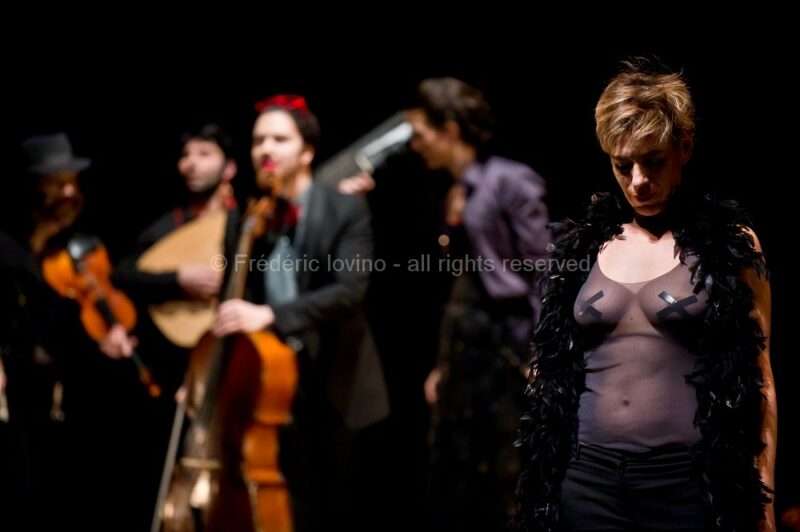 JOHNNY, FAIS-MOI MÂLE ! / Ensemble Virevolte - le 06 février 2016 à Haubourdin - Direction artistique : Aurore Bucher Mise en scène : Clémence Bucher - Avec : Aurore Bucher, Clémence Schaming, Jérémie Arcache, Carjez Gerretsen, Damien Pouvreau - photographie © Frédéric Iovino