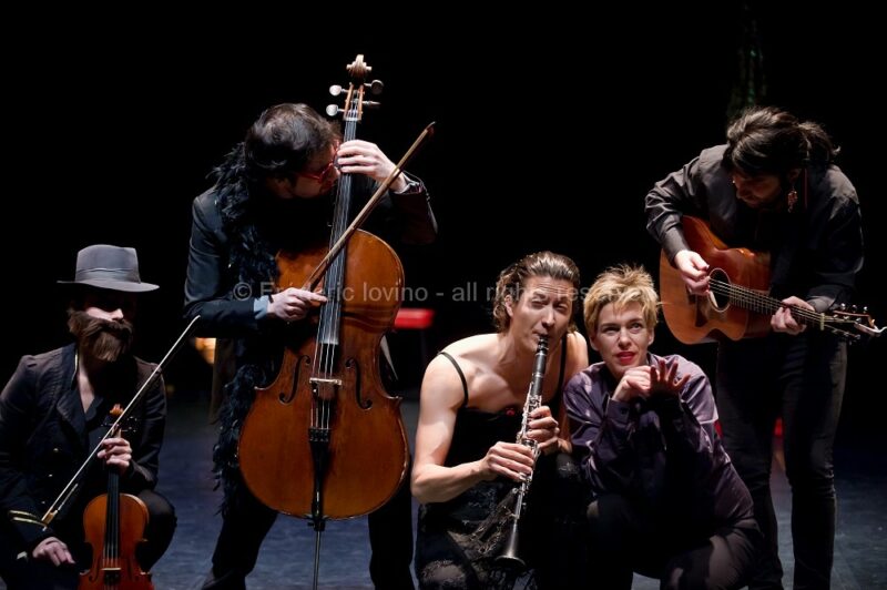 JOHNNY, FAIS-MOI MÂLE ! / Ensemble Virevolte - le 06 février 2016 à Haubourdin - Direction artistique : Aurore Bucher Mise en scène : Clémence Bucher - Avec : Aurore Bucher, Clémence Schaming, Jérémie Arcache, Carjez Gerretsen, Damien Pouvreau - photographie © Frédéric Iovino