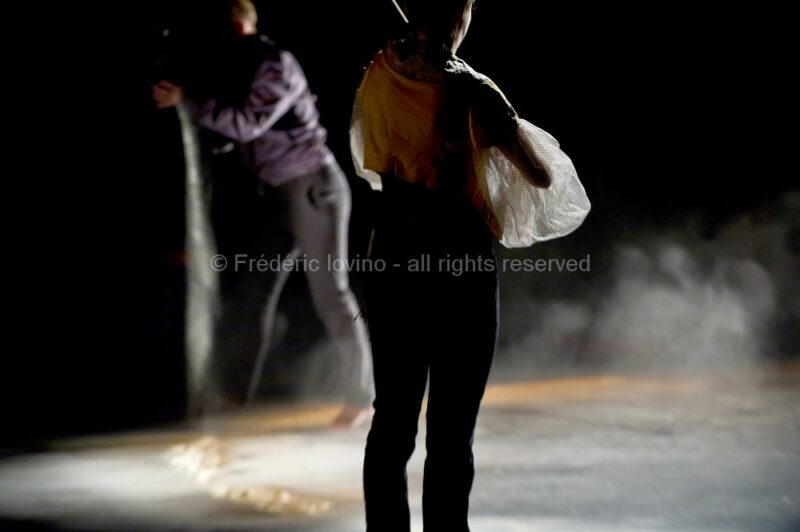 JOHNNY, FAIS-MOI MÂLE ! / Ensemble Virevolte - le 06 février 2016 à Haubourdin - Direction artistique : Aurore Bucher Mise en scène : Clémence Bucher - Avec : Aurore Bucher, Clémence Schaming, Jérémie Arcache, Carjez Gerretsen, Damien Pouvreau - photographie © Frédéric Iovino