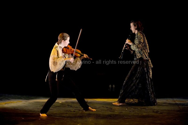 JOHNNY, FAIS-MOI MÂLE ! / Ensemble Virevolte - le 06 février 2016 à Haubourdin - Direction artistique : Aurore Bucher Mise en scène : Clémence Bucher - Avec : Aurore Bucher, Clémence Schaming, Jérémie Arcache, Carjez Gerretsen, Damien Pouvreau - photographie © Frédéric Iovino