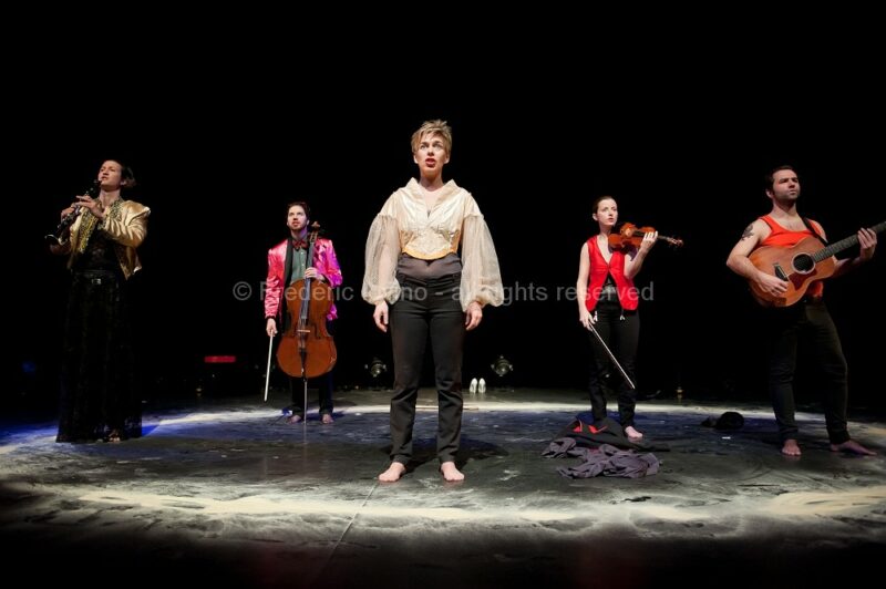 JOHNNY, FAIS-MOI MÂLE ! / Ensemble Virevolte - le 06 février 2016 à Haubourdin - Direction artistique : Aurore Bucher Mise en scène : Clémence Bucher - Avec : Aurore Bucher, Clémence Schaming, Jérémie Arcache, Carjez Gerretsen, Damien Pouvreau - photographie © Frédéric Iovino