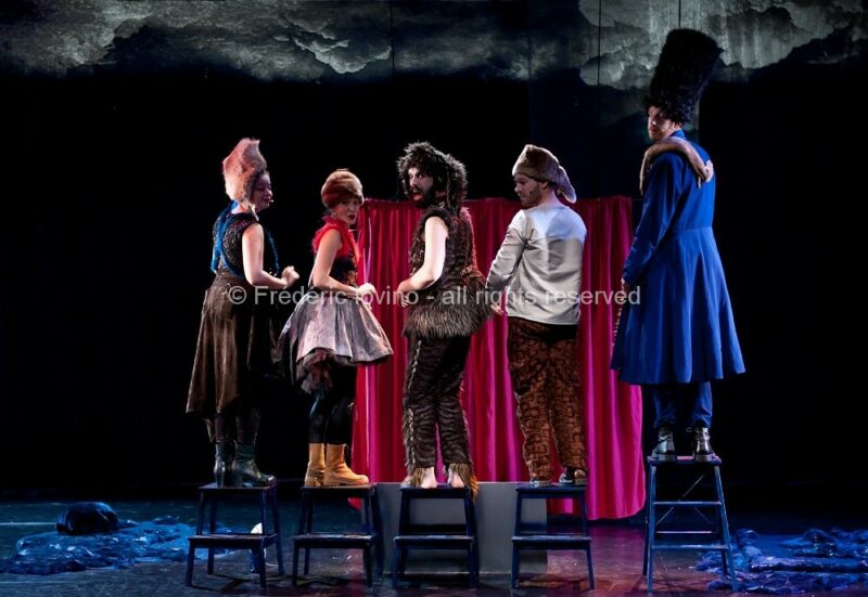 SIT OZFÅRS WYSR / Ensemble 101 & Macompagnie - Auteurs : Jeanne Béziers et Mike Solomon - Mise en Scène : Jeanne Béziers - Interprètes : Marie Perbost , Marie Picaut , Mike Solomon , Ryan Veillet et Mathieu Dubroca - photographies © Frédéric Iovino