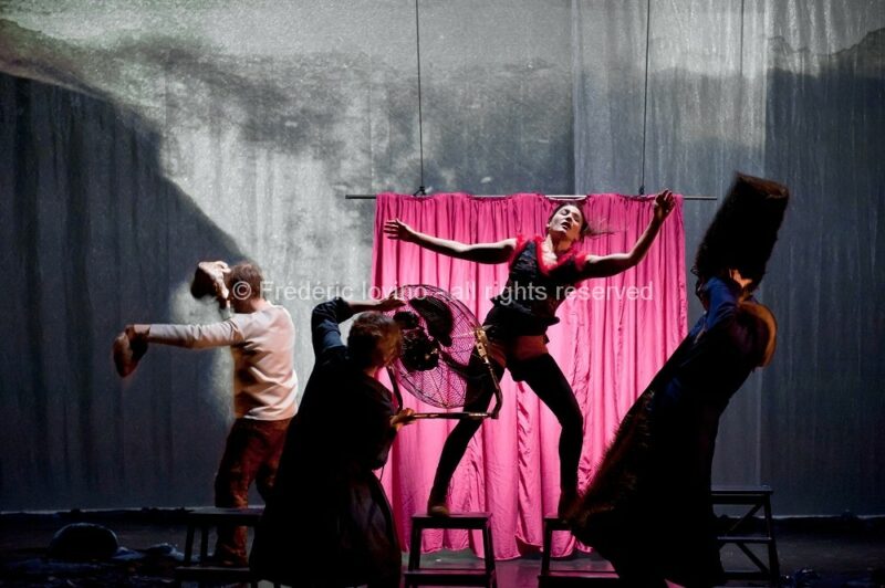 SIT OZFÅRS WYSR / Ensemble 101 & Macompagnie - Auteurs : Jeanne Béziers et Mike Solomon - Mise en Scène : Jeanne Béziers - Interprètes : Marie Perbost , Marie Picaut , Mike Solomon , Ryan Veillet et Mathieu Dubroca - photographies © Frédéric Iovino