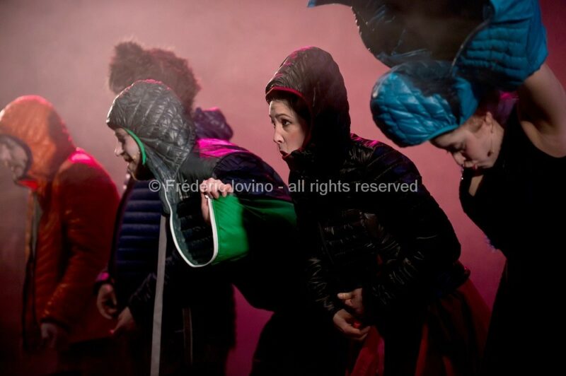 SIT OZFÅRS WYSR / Ensemble 101 & Macompagnie - Auteurs : Jeanne Béziers et Mike Solomon - Mise en Scène : Jeanne Béziers - Interprètes : Marie Perbost , Marie Picaut , Mike Solomon , Ryan Veillet et Mathieu Dubroca - photographies © Frédéric Iovino