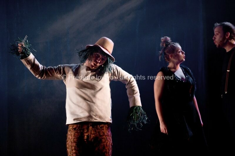 SIT OZFÅRS WYSR / Ensemble 101 & Macompagnie - Auteurs : Jeanne Béziers et Mike Solomon - Mise en Scène : Jeanne Béziers - Interprètes : Marie Perbost , Marie Picaut , Mike Solomon , Ryan Veillet et Mathieu Dubroca - photographies © Frédéric Iovino