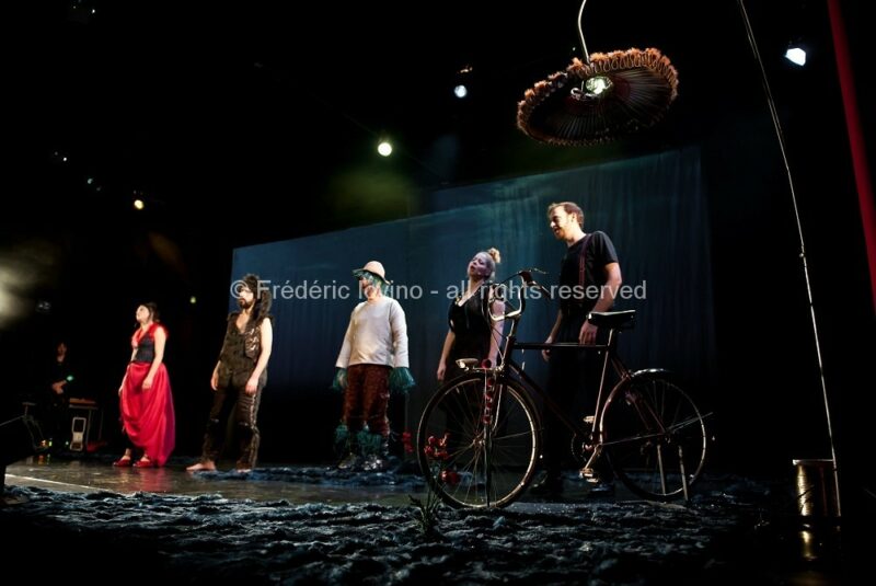 SIT OZFÅRS WYSR / Ensemble 101 & Macompagnie - Auteurs : Jeanne Béziers et Mike Solomon - Mise en Scène : Jeanne Béziers - Interprètes : Marie Perbost , Marie Picaut , Mike Solomon , Ryan Veillet et Mathieu Dubroca - photographies © Frédéric Iovino