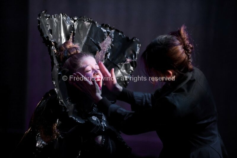 SIT OZFÅRS WYSR / Ensemble 101 & Macompagnie - Auteurs : Jeanne Béziers et Mike Solomon - Mise en Scène : Jeanne Béziers - Interprètes : Marie Perbost , Marie Picaut , Mike Solomon , Ryan Veillet et Mathieu Dubroca - photographies © Frédéric Iovino